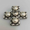 Broche croix CHANEL perles et tweed