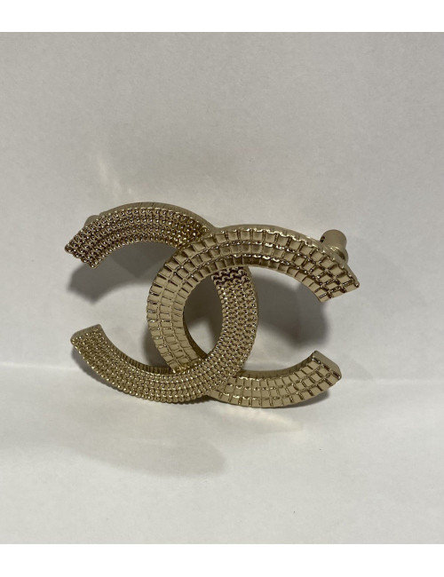 Broche dorée CHANEL martelée 