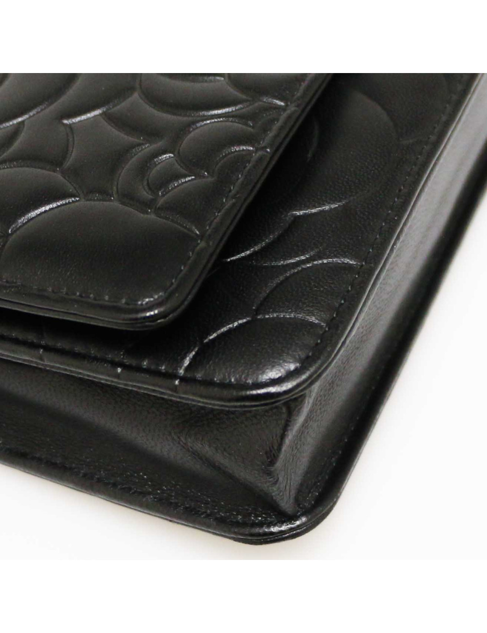 Wallet on chain CHANEL camélias noirs embossés