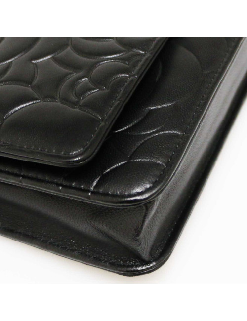 Wallet on chain CHANEL camélias noirs embossés