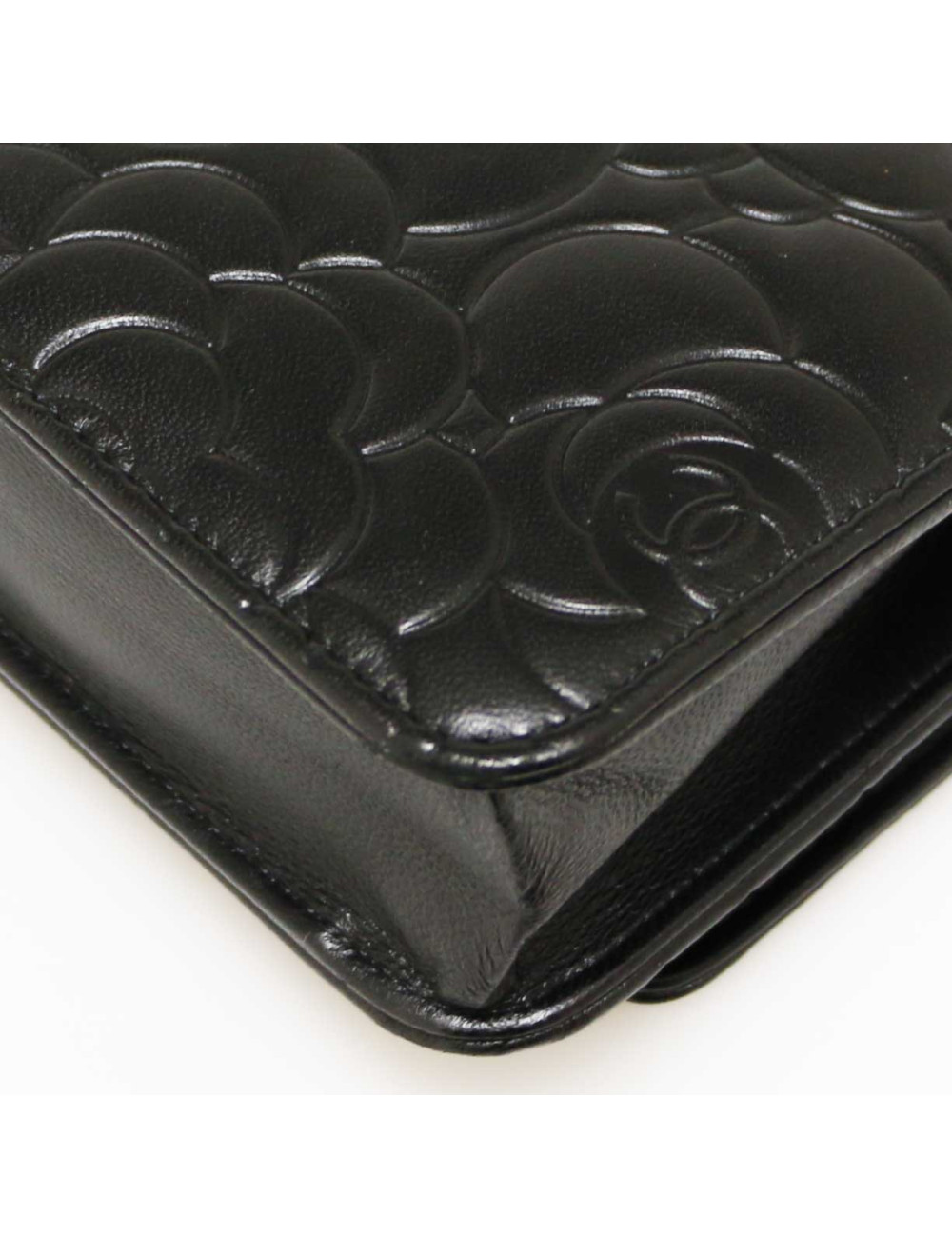 Wallet on chain CHANEL camélias noirs embossés