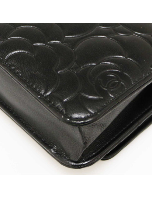 Wallet on chain CHANEL camélias noirs embossés
