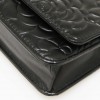 Wallet on chain CHANEL camélias noirs embossés