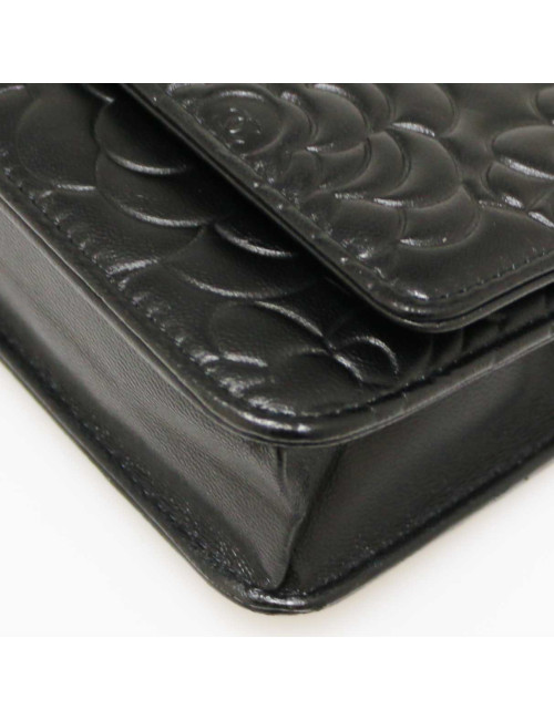 Wallet on chain CHANEL camélias noirs embossés