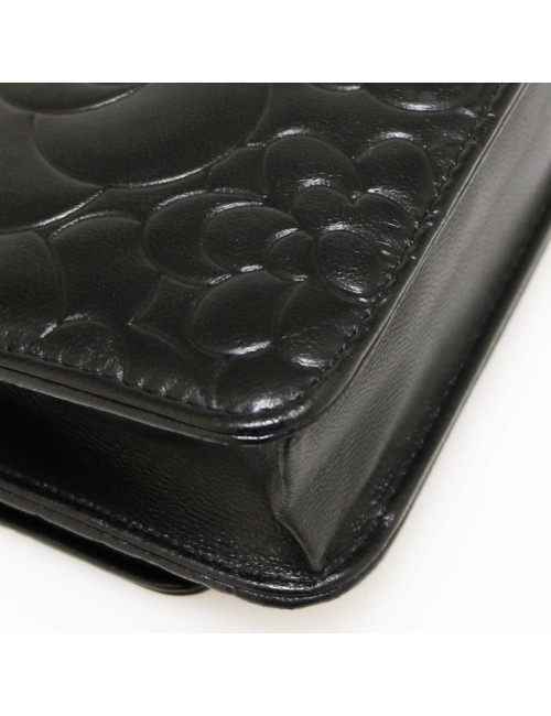 Wallet on chain CHANEL camélias noirs embossés