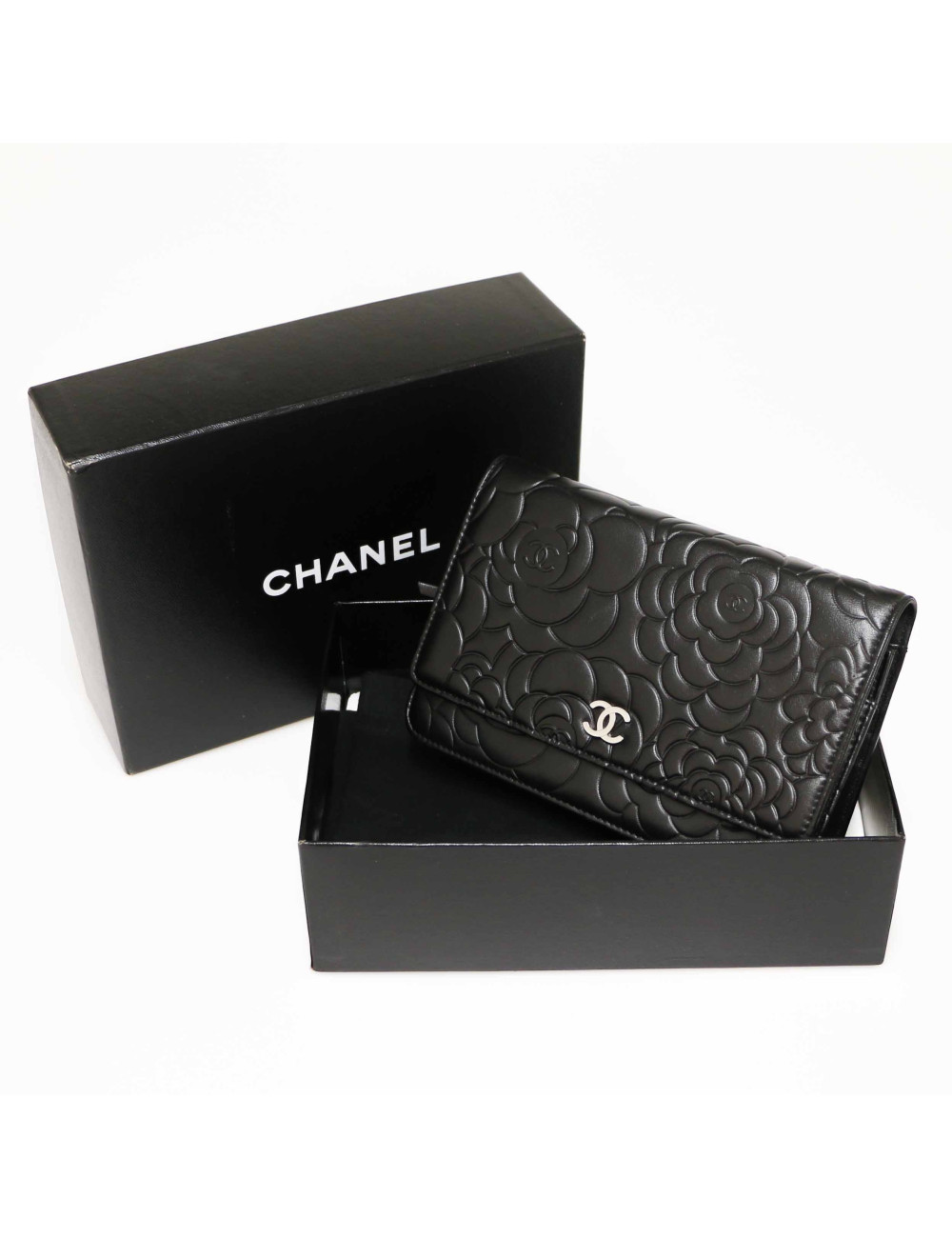 Wallet on chain CHANEL camélias noirs embossés