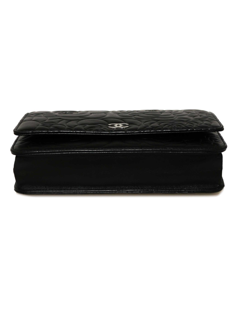 Wallet on chain CHANEL camélias noirs embossés