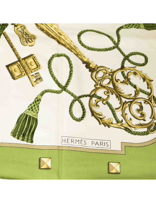 Carré HERMES Les Clés en soie beige et vert
