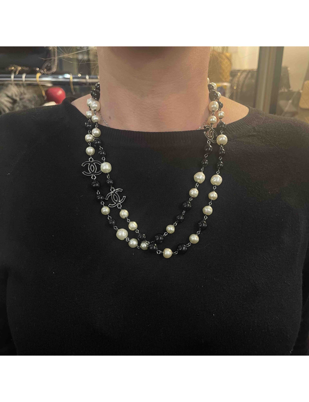 Sautoir CHANEL perles nacrées noires