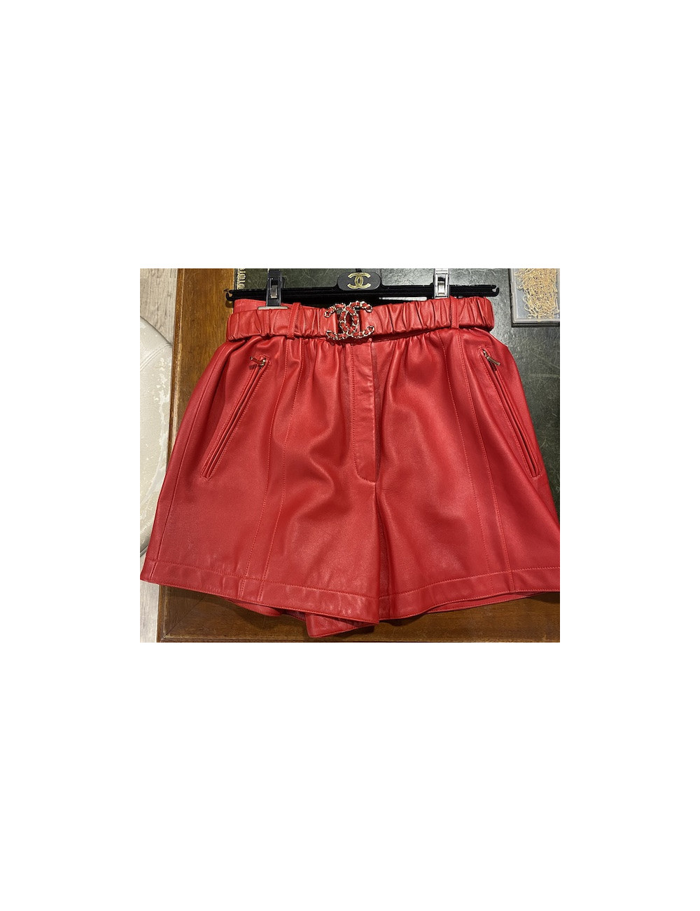 Short T38 CHANEL cuir rouge ceinture broche 