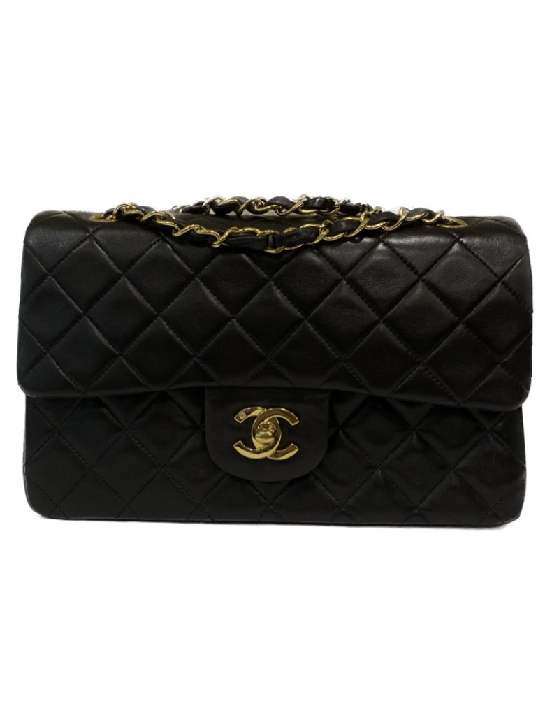 Small timeless CHANEL noir