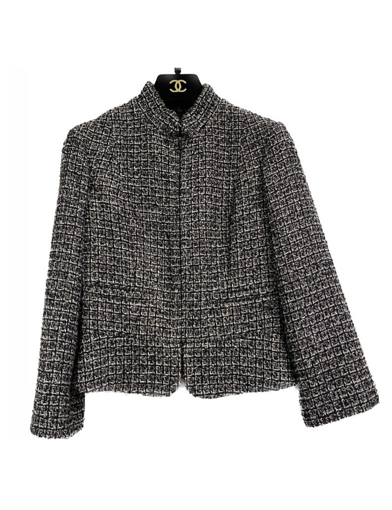 Veste T34 CHANEL en tweed noir et blanc avec fil doré. Fermeture avec zip et deux poches passepoilées sur le devant