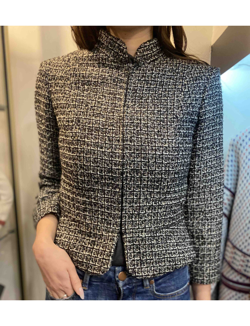 Veste T34 CHANEL en tweed noir et blanc avec fil doré. Fermeture avec zip et deux poches passepoilées sur le devant
