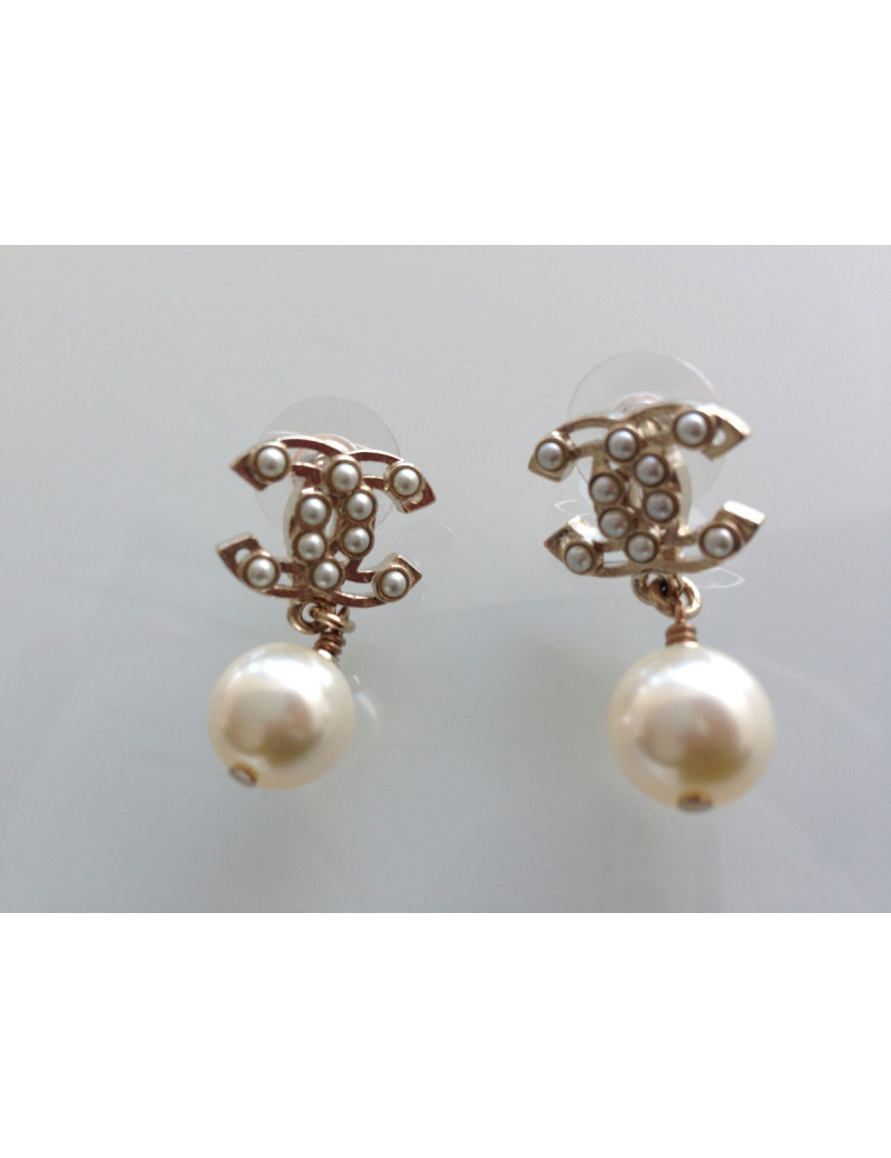 Clous d'oreilles CC CHANEL perlés et perle nacrée