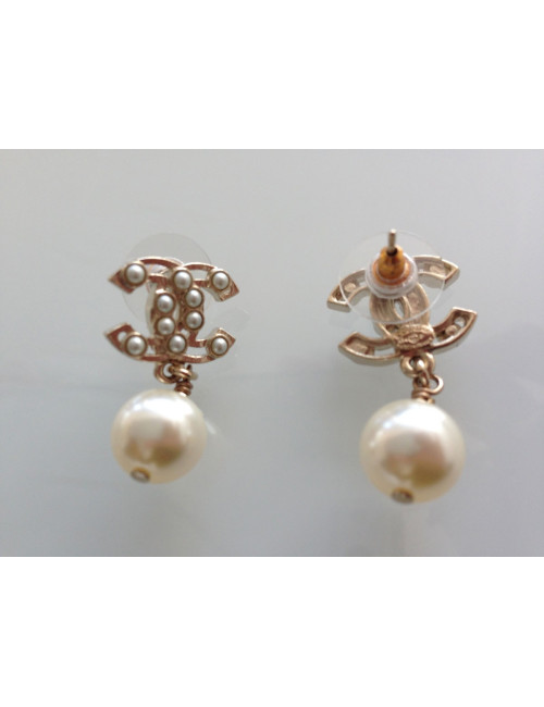 Clous d'oreilles CC CHANEL perlés et perle nacrée