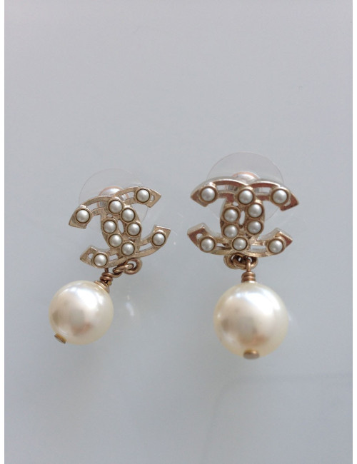 Clous d'oreilles CC CHANEL perlés et perle nacrée
