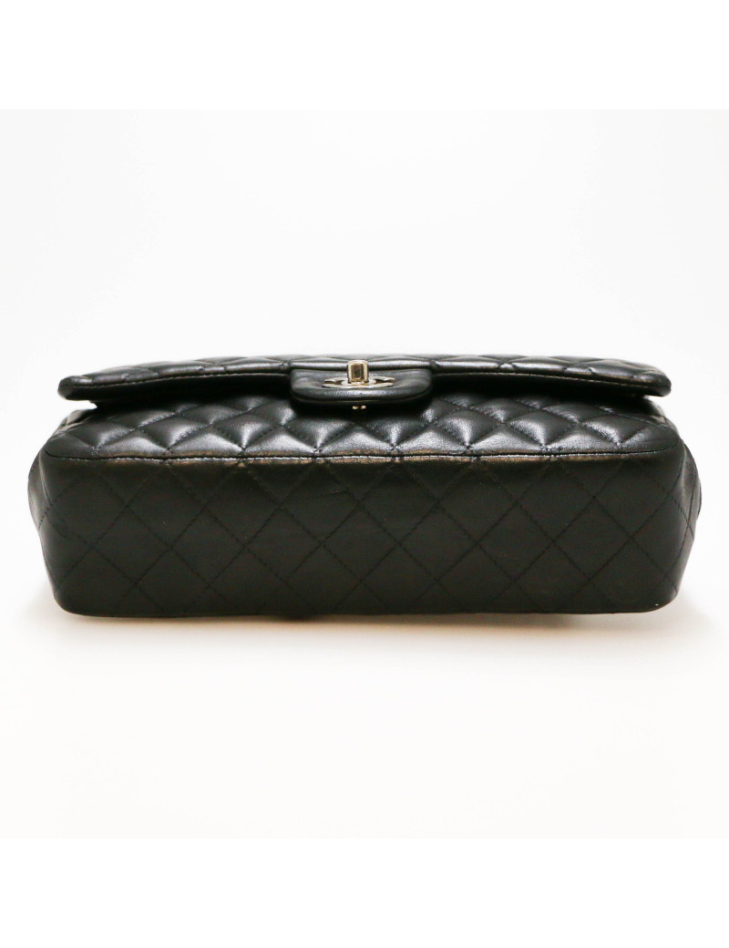 Timeless CHANEL matelassé noir