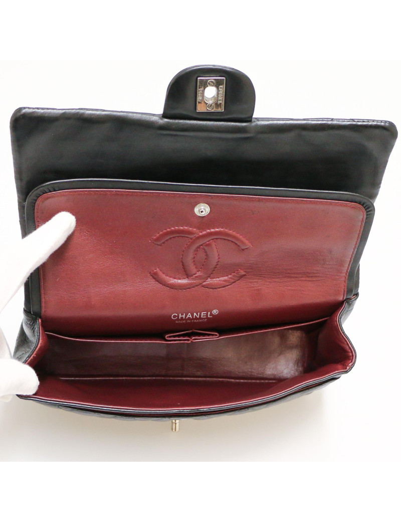 Timeless CHANEL matelassé noir