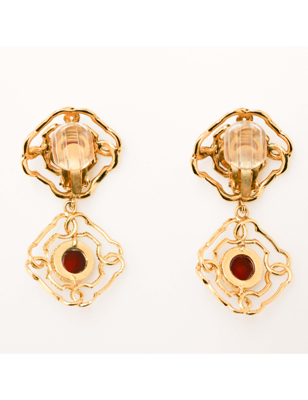 Clips CHANEL dorés et pâte de verre rubis