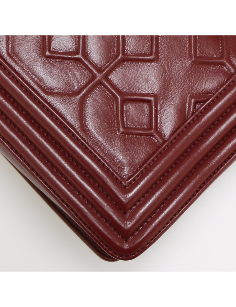Sac Boy CHANEL embossé bordeaux