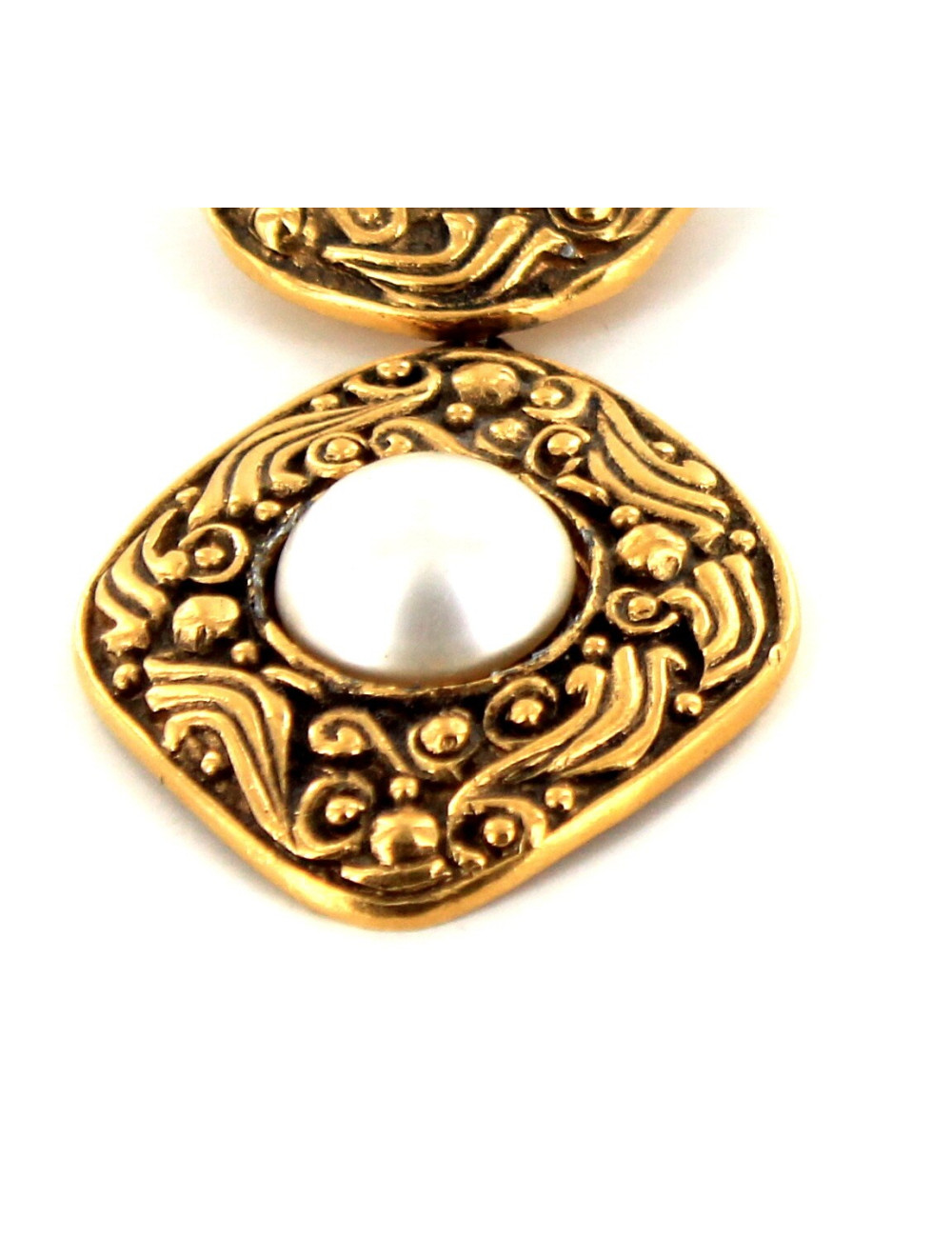 PIN CHANEL metal gold fine gold and pearls