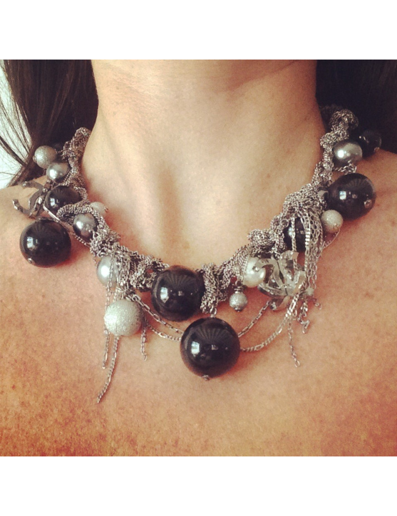 Collier CHANEL chaine ruthénium, perles et CC