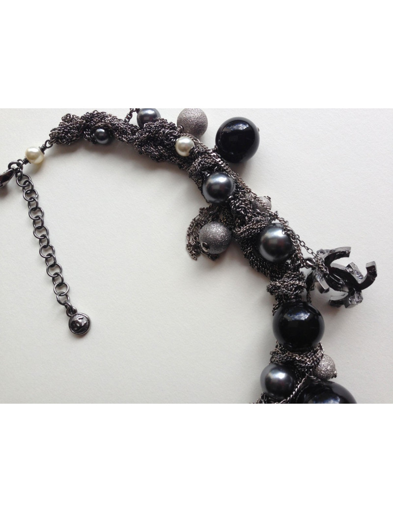 Collier CHANEL chaines ruthénium, perles et CC