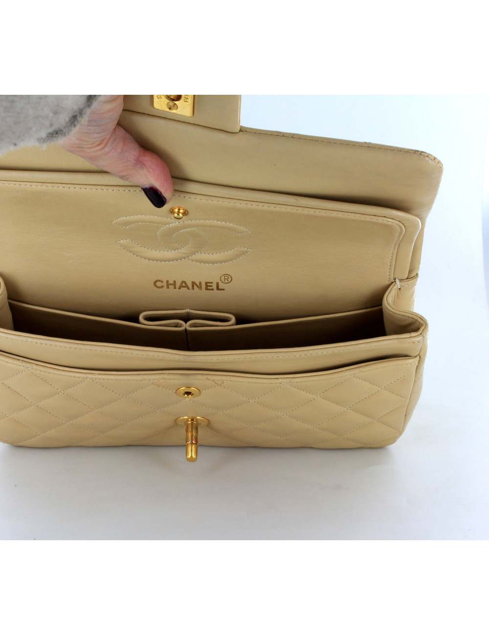 timeless CHANEL en cuir de veau lisse beige TM