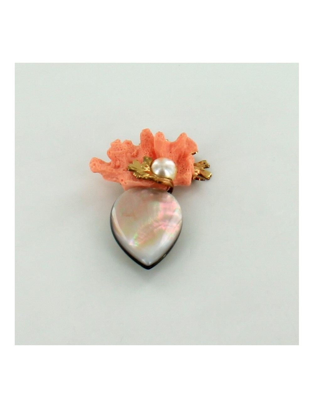 broche FABRICE en corail et nacre