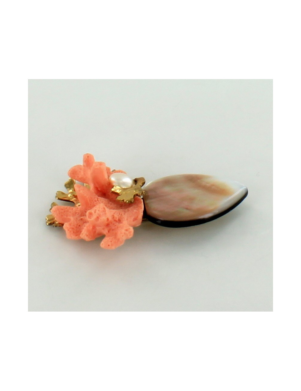 broche FABRICE en corail et nacre