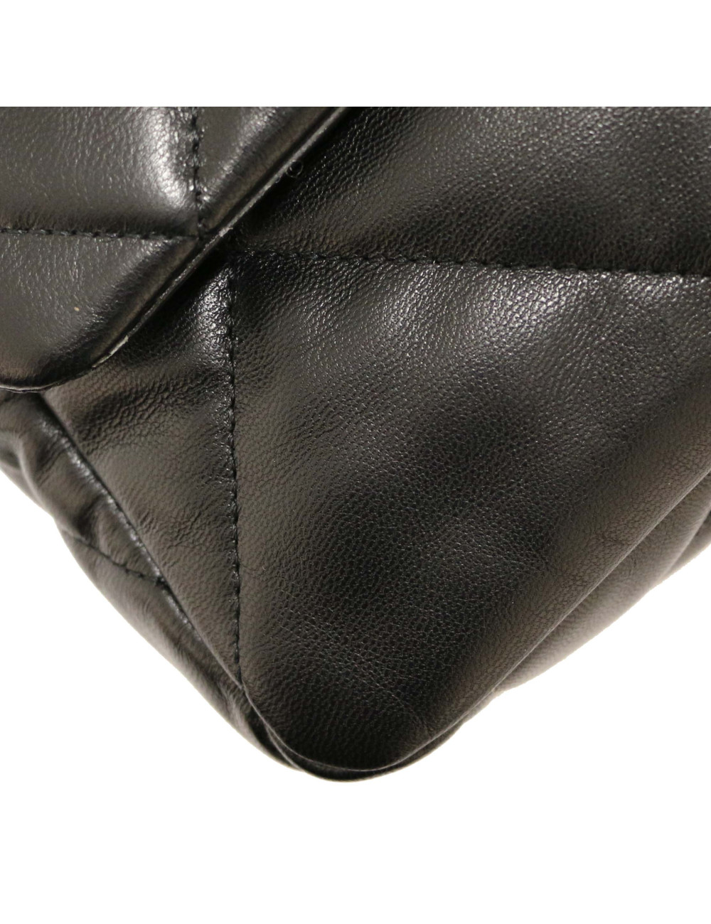 Le 19 CHANEL cuir noir 