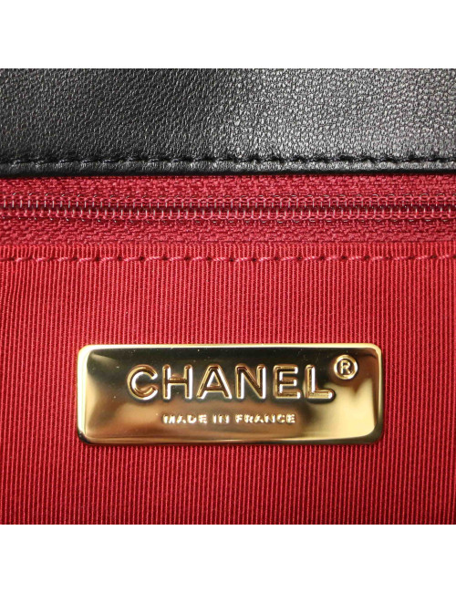 Le 19 CHANEL cuir noir 