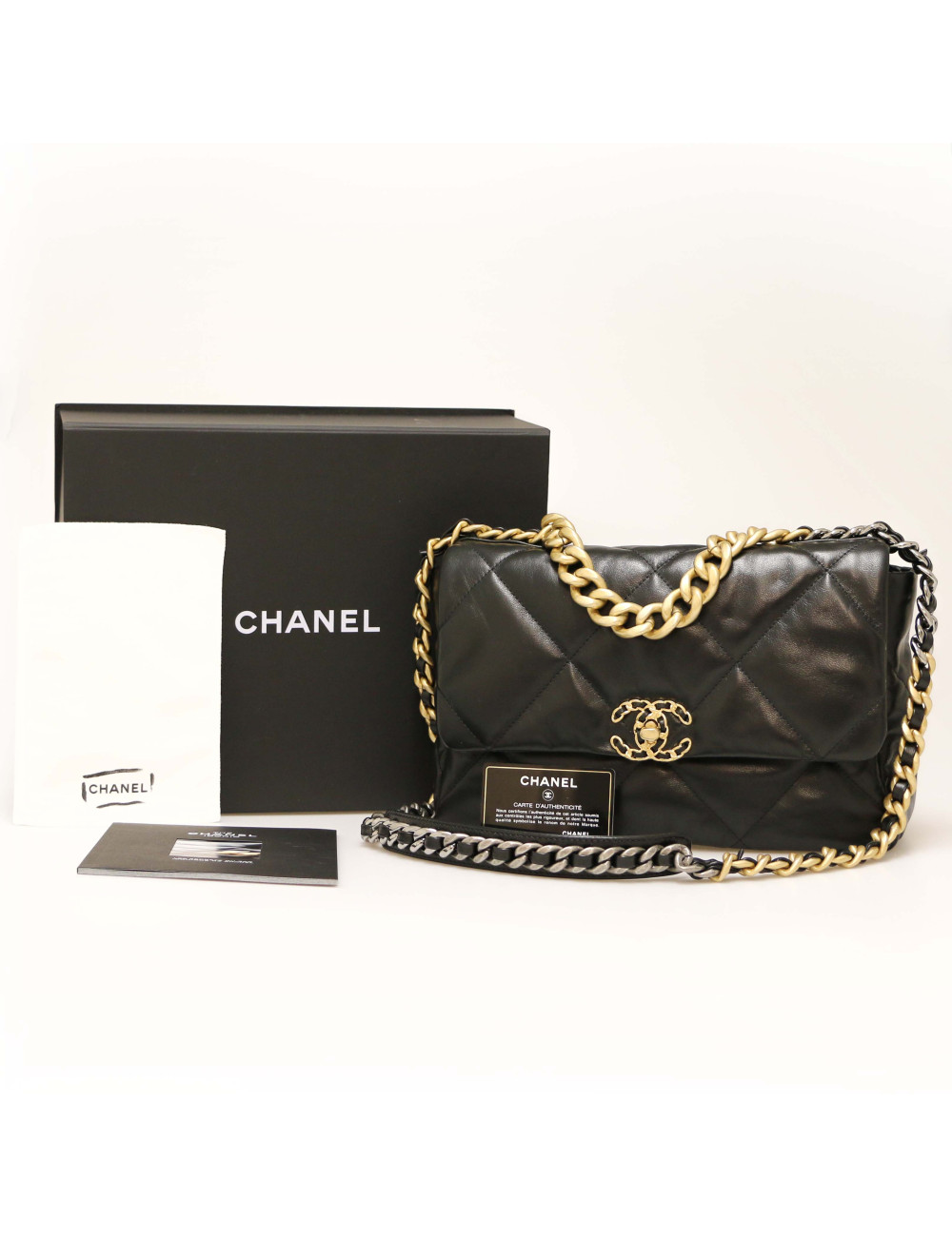 Le 19 CHANEL cuir noir 