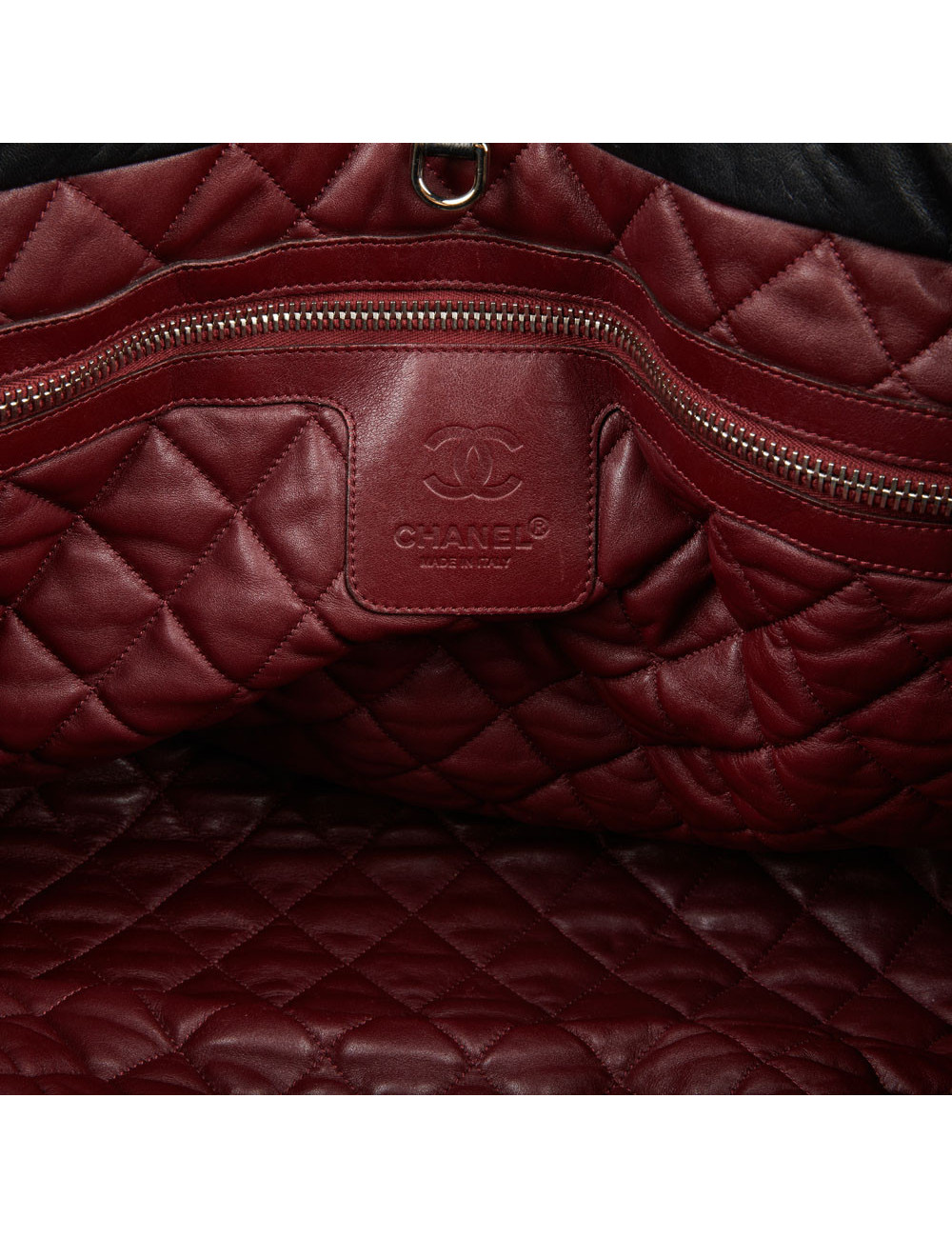 CHANEL Cocoon bag in reversible black and burgundy leather