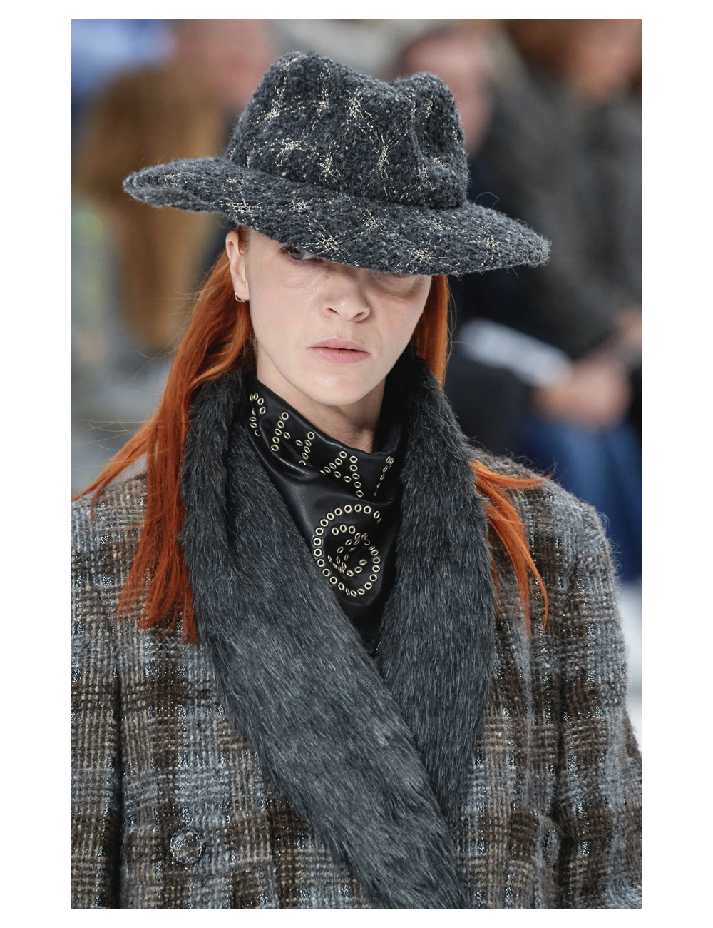 Bandana CHANEL cuir d'agneau clouté noir