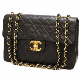 Veste en cuir et sac Chanel.  Fashion, Chanel handbags, Chanel maxi