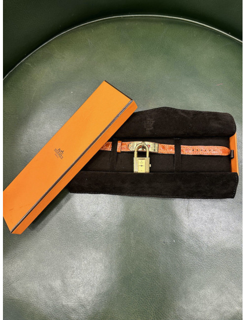 Montre HERMES Kelly pm en cuir crocodile orange et bijouterie dorée