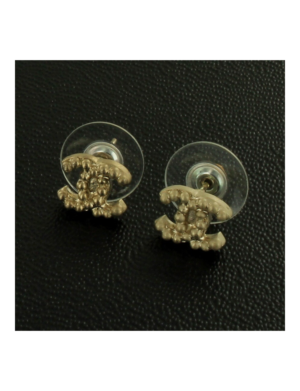 Clous d'oreille CHANEL "CC" cloutés or pâle