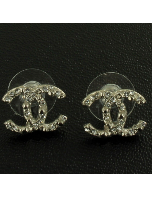 Clous d'oreilles CC CHANEL strass et métal argenté