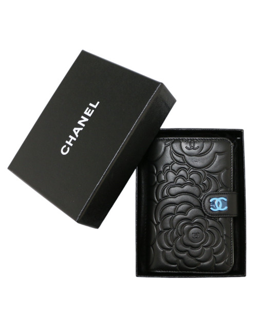 Compagnon CHANEL cuir embossé camélias