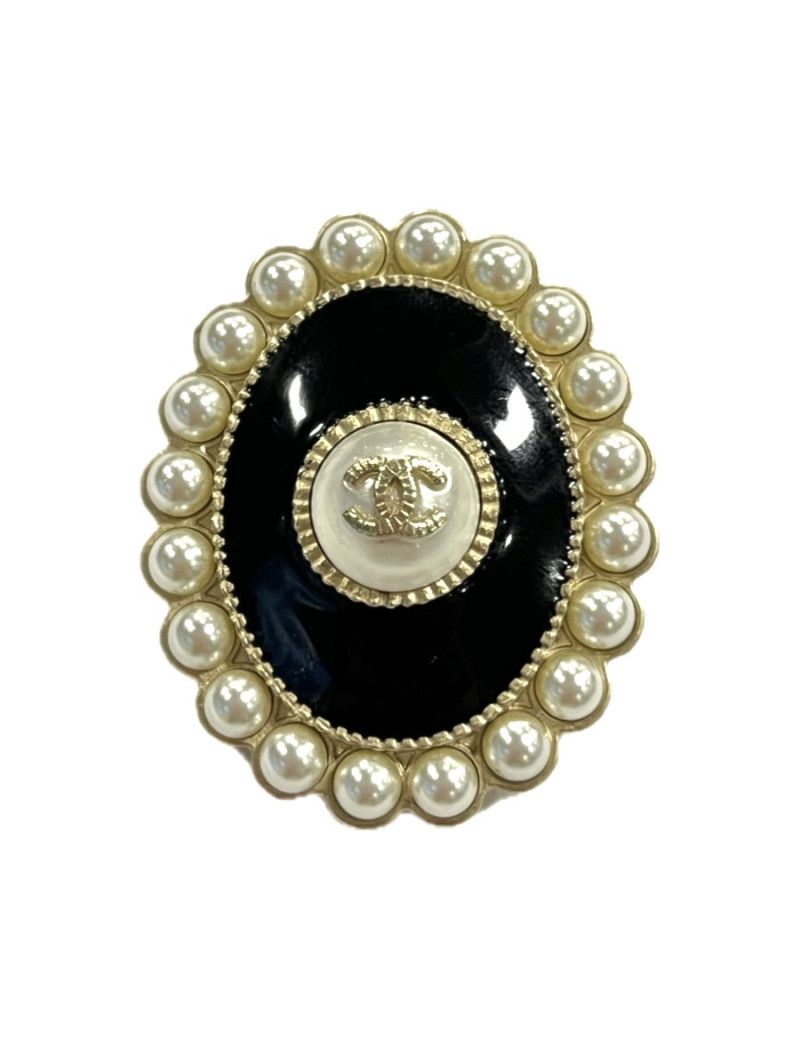 Broche CHANEL ovale sertie de perles nacrées