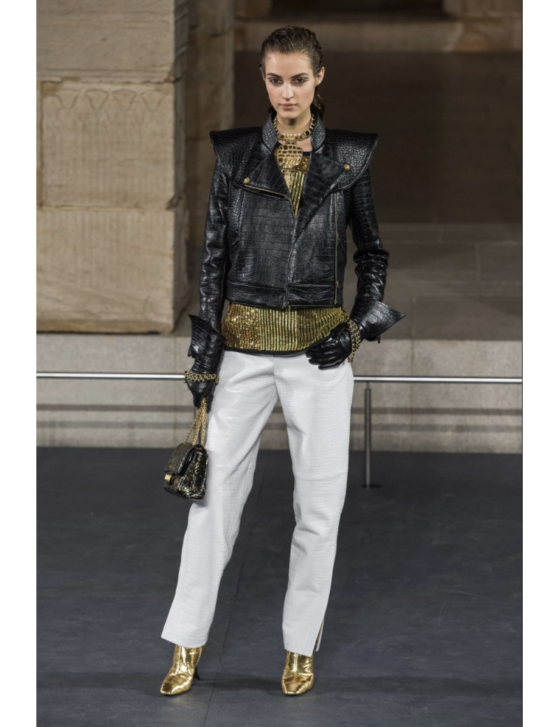 Sac CHANEL  imitation crocodile noir peint c h a n e l doré