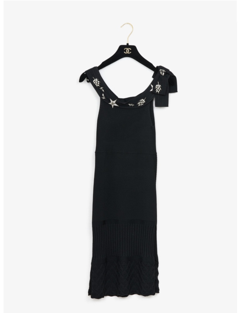Robe CHANEL incrustée de broches bijoux