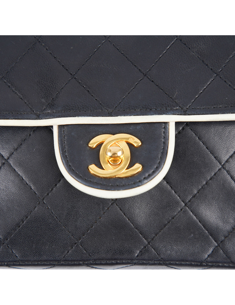 Petit sac vintage CHANEL noir gansé de blanc