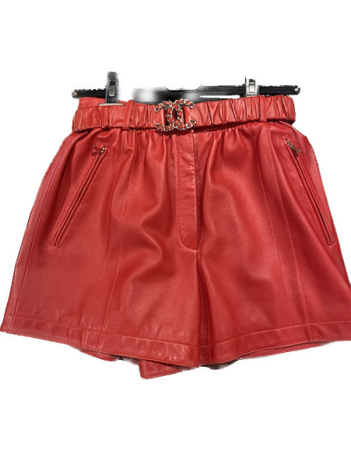 Short T38 CHANEL cuir rouge ceinture broche 