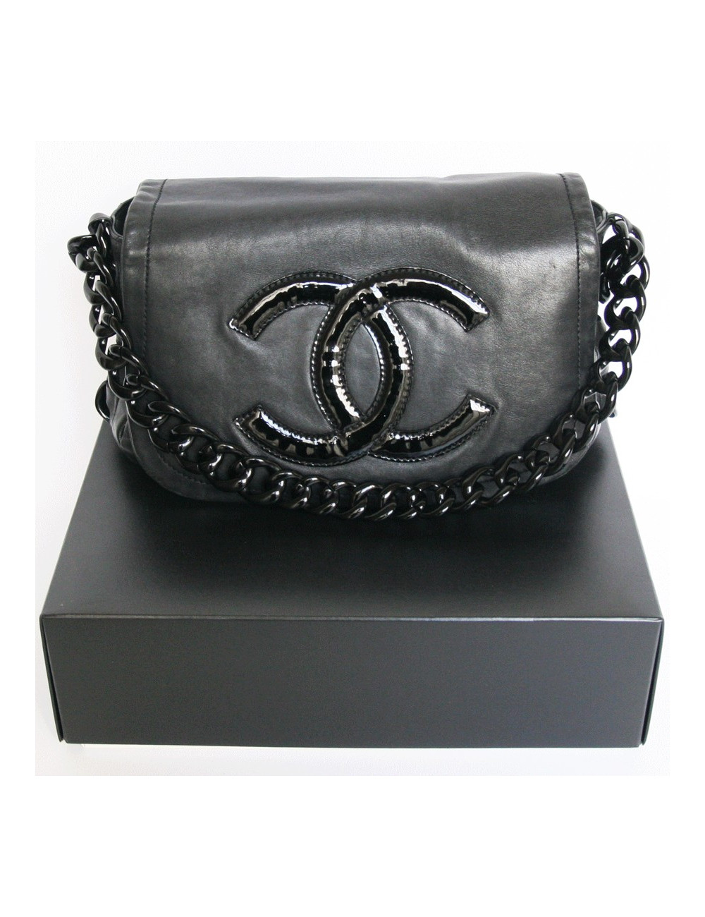 sac CHANEL cuir lisse et  bordures en vernis