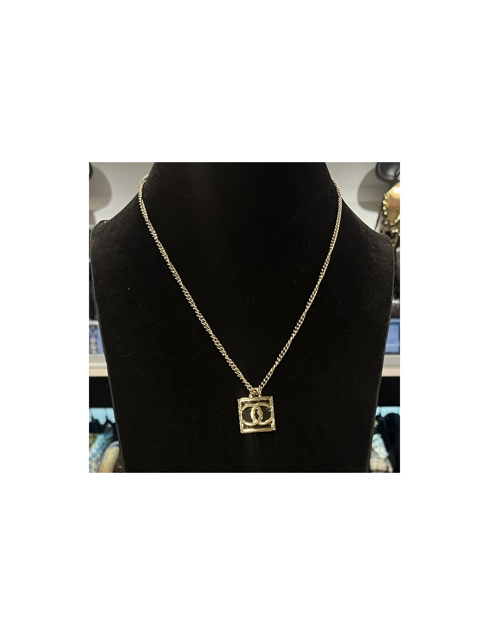 Collier pendentif CHANEL carré