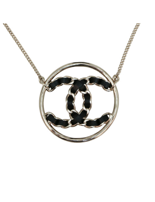 Collier pendentif CC CHANEL métal et cuir
