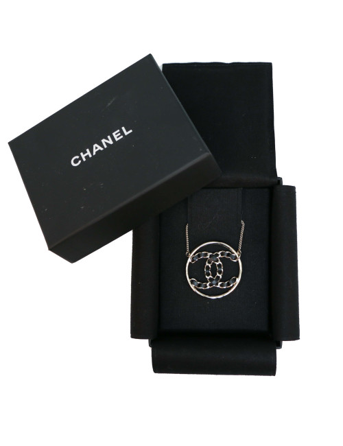 Collier pendentif CC CHANEL métal et cuir
