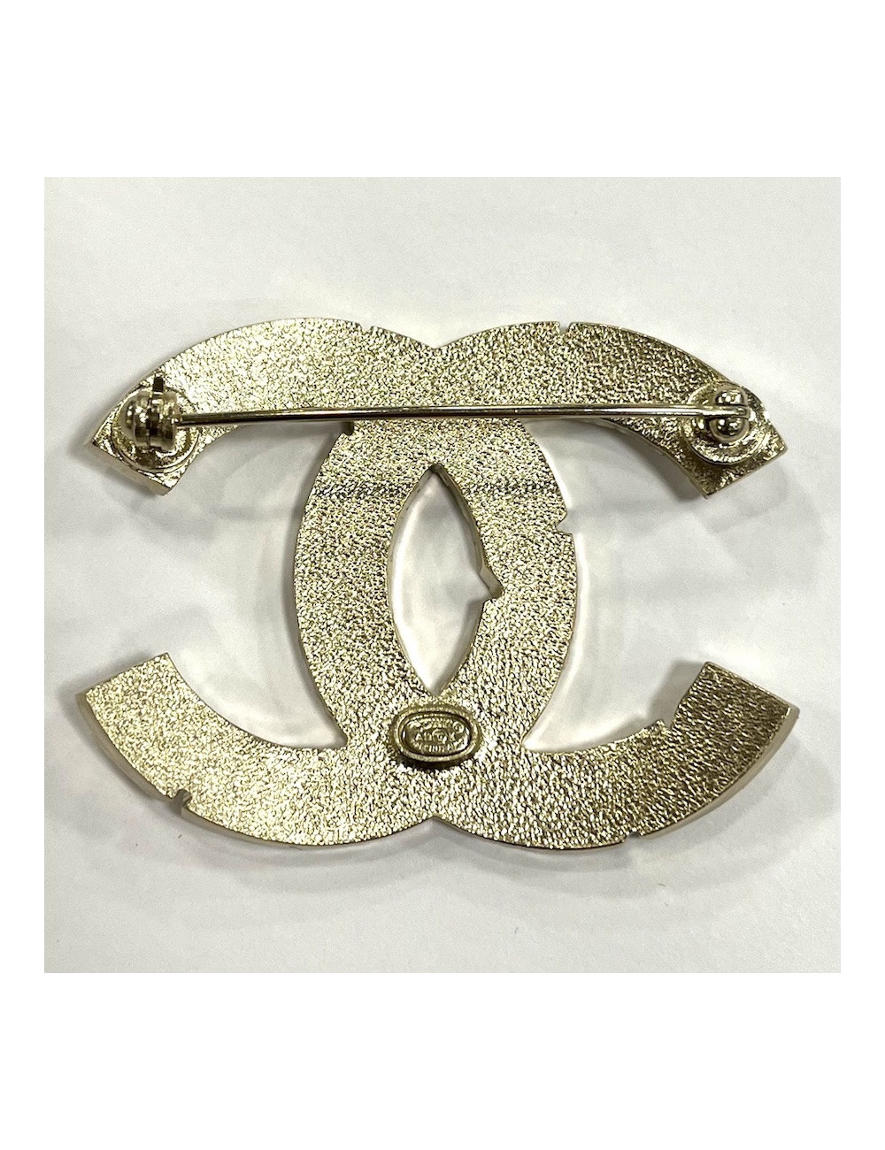 Broche doré mat CHANEL